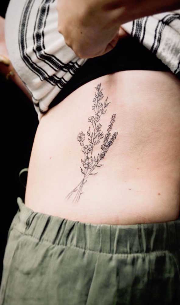 Escolha as flores que mais te agradam e as tatue no corpo