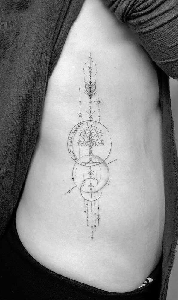Já aqui são os símbolos celtas os escolhidos para a tatuagem na costela masculina