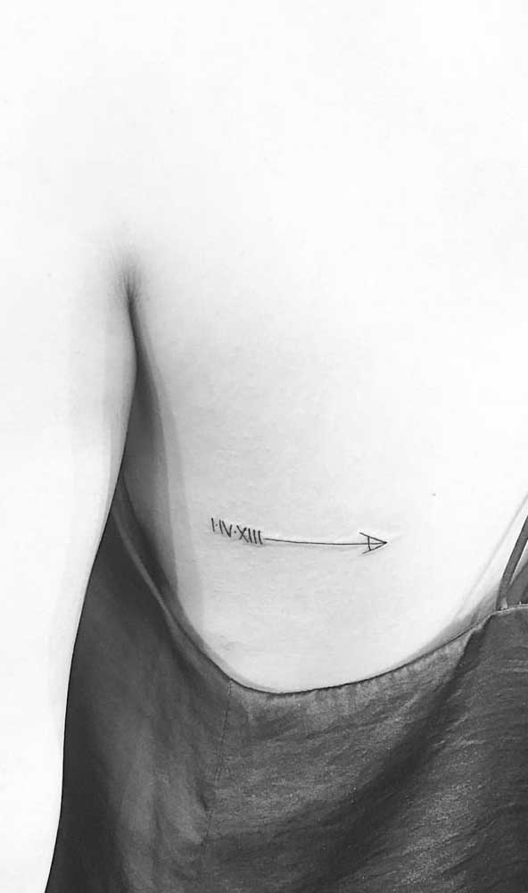 Números romanos e uma flecha: apesar de minimalista, essas tatuagens sempre carregam um significado