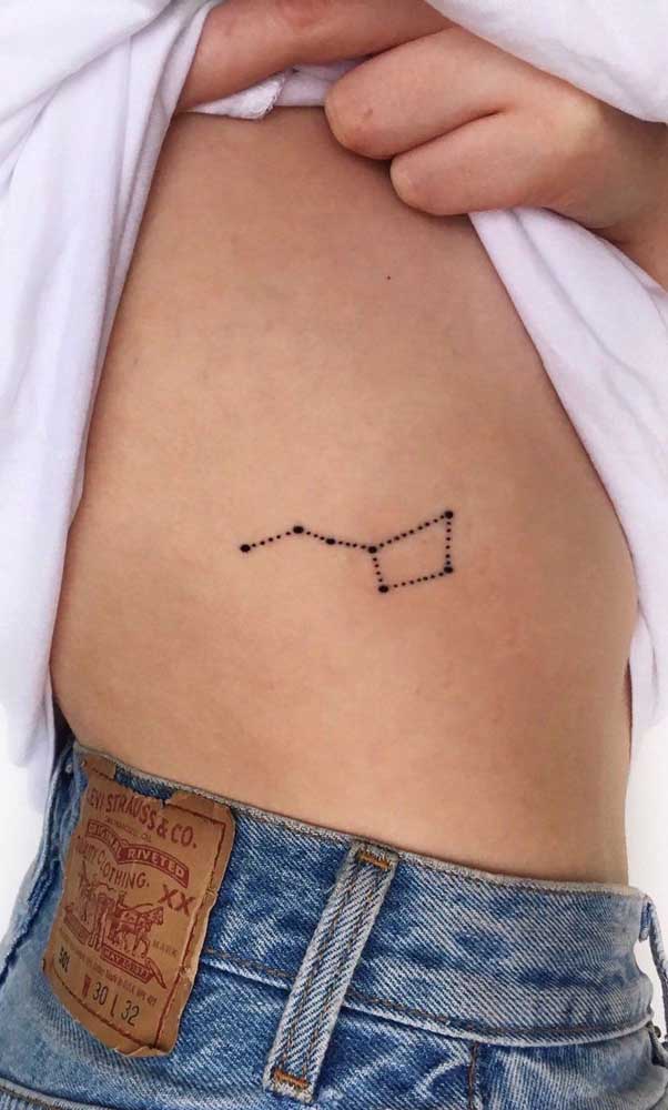 Tatuagem na costela com a constelação de capricórnio: desenho para homens e mulheres