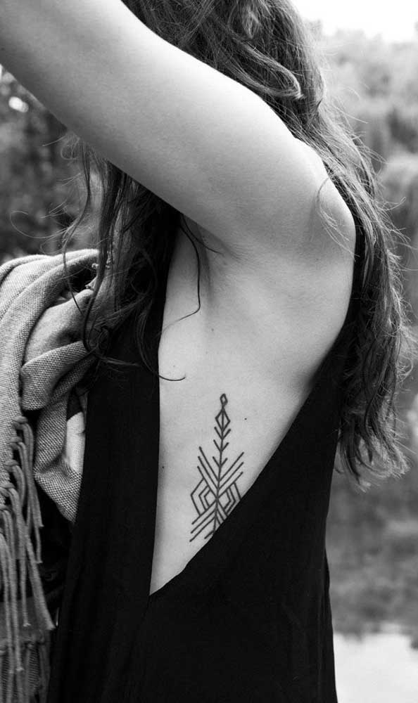 Desenhos tribais e étnicos são sempre uma boa pedida para tatuagem na costela