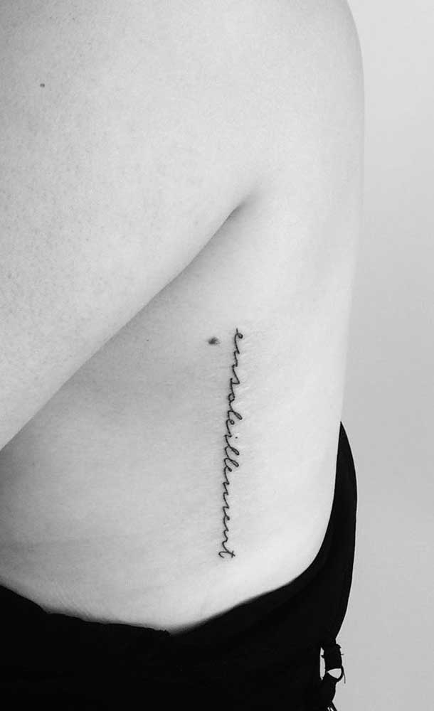 Tatuagem na costela delicada com letra escrita a mão 