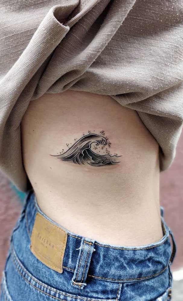 Curte praia? Então que tal tatuar uma onda na costela?