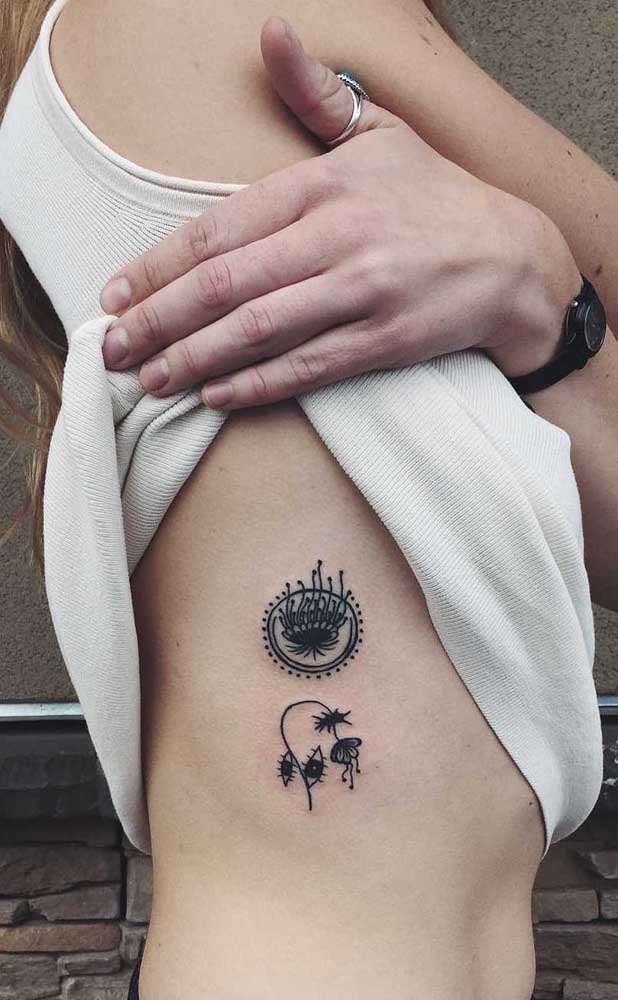 Flores e olhos para a tatuagem feminina na costela