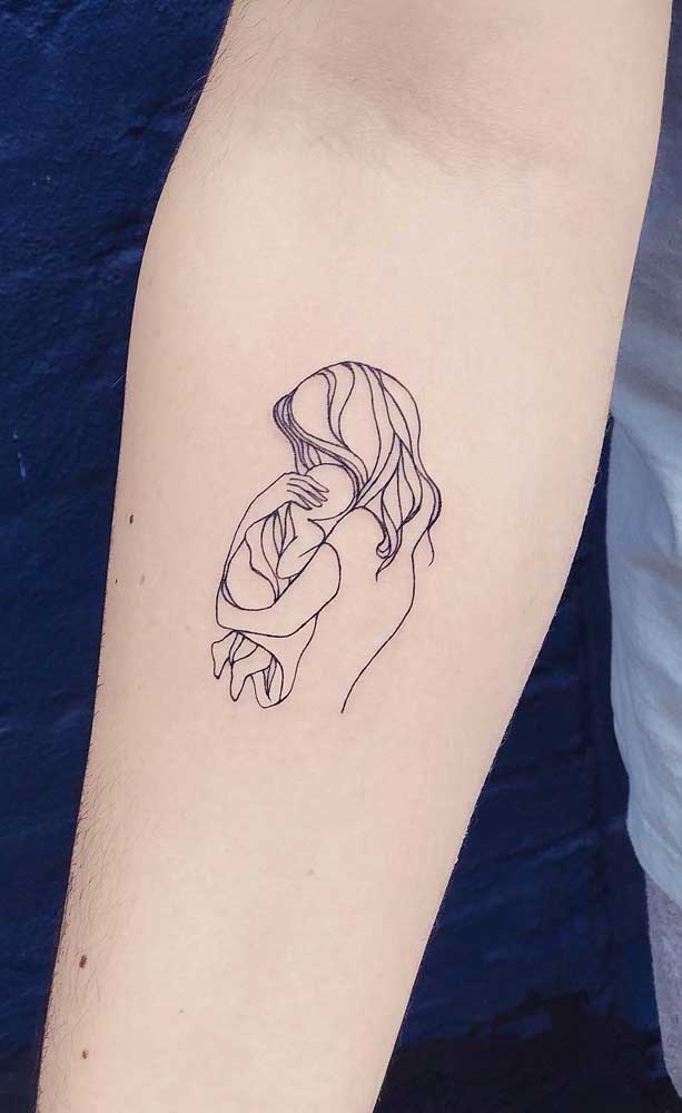 Tatuagem de mãe abraçada com o filho: traços simples em um desenho cheio de expressividade