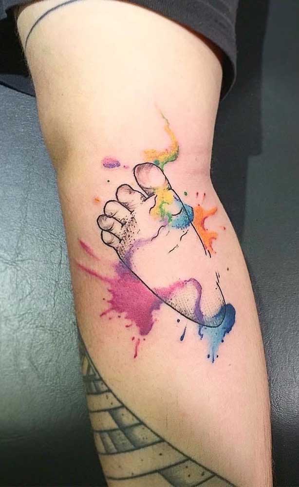 A tradicional tatuagem do pezinho ganhou uma versão colorida por aqui