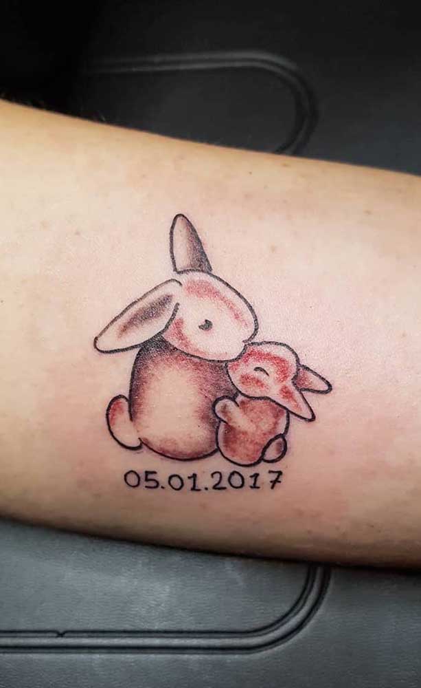 E que tal uma tatuagem para filho com coelhinhos? Super fofa!