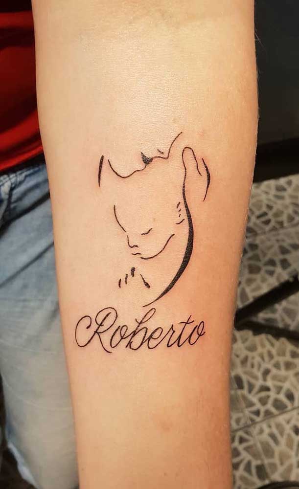 Uma bela inspiração de tatuagem de mãe para filho. Repare que bastou o contorno delicado dos rostos 