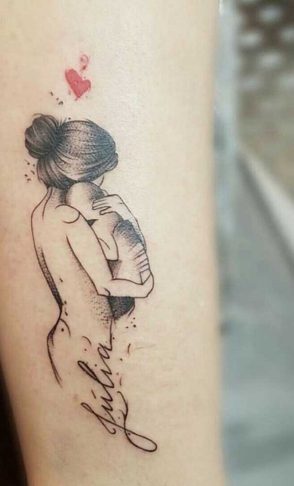 Já nessa outra tatuagem, o abraço entre mãe e filho é complementado pelo nome da criança