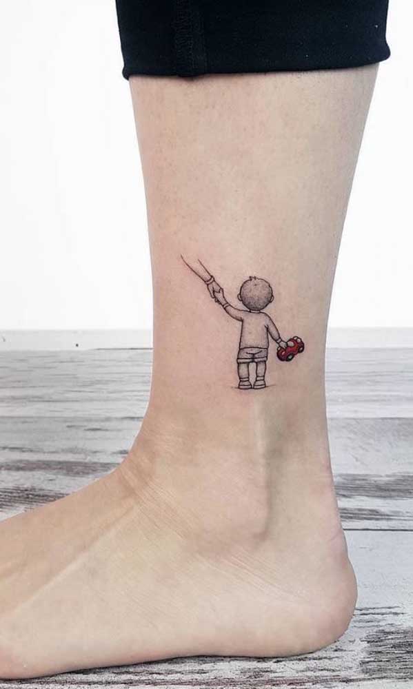 O tornozelo foi o local escolhido para essa tatuagem em homenagem ao filho