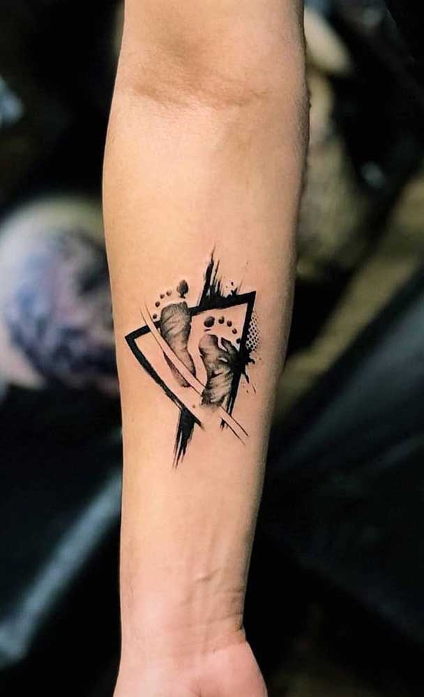 Aqui, a tradicional tatuagem do pezinho ganhou um toque moderno 