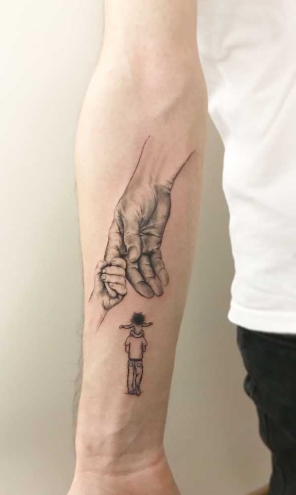 Pai e filho tatuados no braço