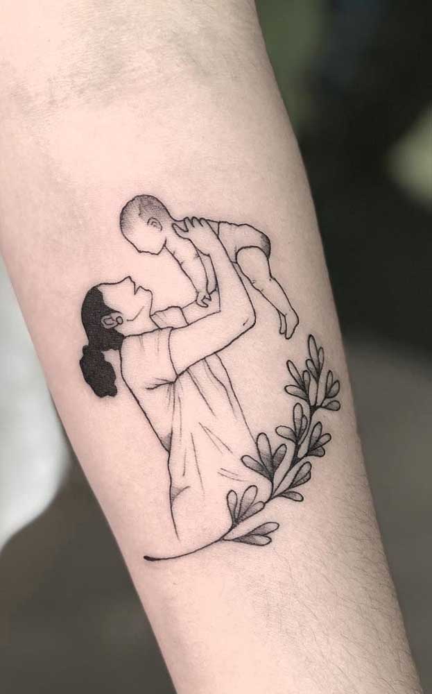 Momento de puro amor entre mãe e filho tatuado no braço