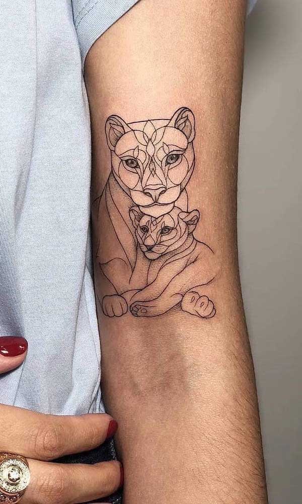 Já aqui é a leoa e sua cria que viraram tema de tatuagem para filho