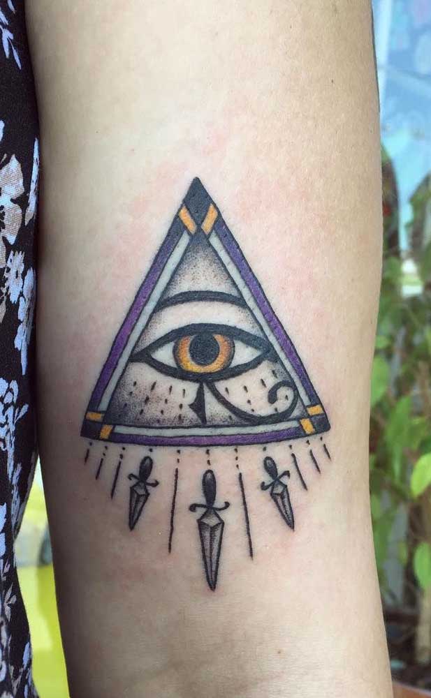 Inspiração feminina de tatuagem egípcia com o olho de Hórus