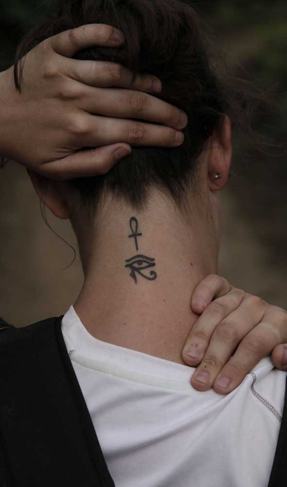 Já quem prefere algo menor pode se inspirar nessa tatuagem egípcia pequena no pescoço