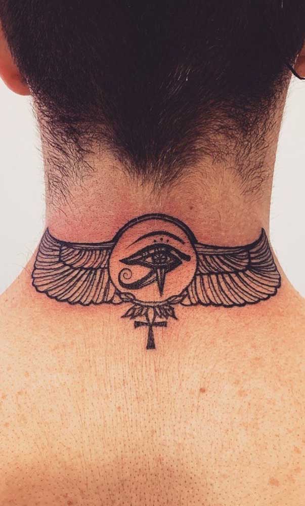 Olho de Hórus tatuado nas costas. Repare que a tattoo ainda traz o desenho de uma cruz Ansata 