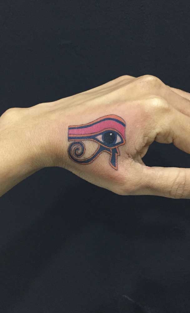 Tatuagem de olho de Hórus nas mãos