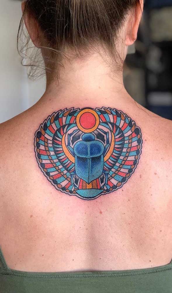 Tatuagem egípcia feminina e super colorida. O desenho escolhido foi um escaravelho