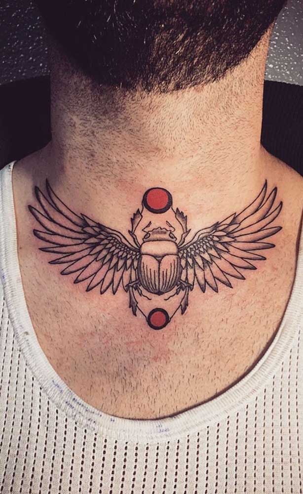 Tatuagem masculina egípcia: escaravelho no pescoço