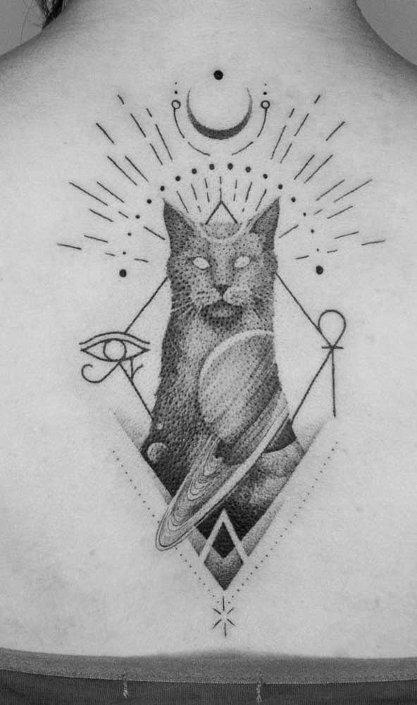 Aqui nessa tatuagem egípcia foram trazidas a Deusa Bastet, a cruz Ansata, o Olho de Hórus e a representação do universo