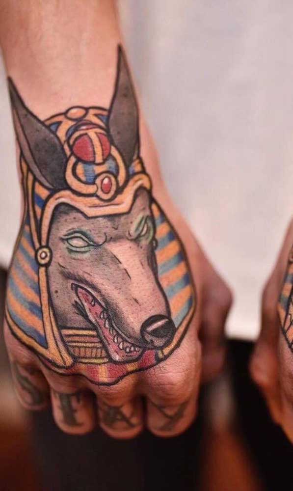Tatuagem egípcia colorida nas mãos