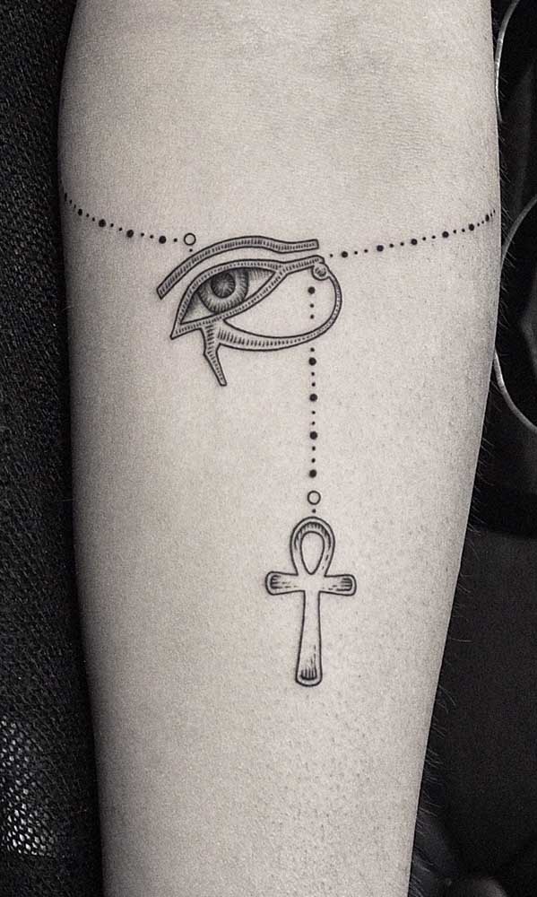 Tatuagem egípcia feminina com o Olho de Hórus e a Cruz Ansata