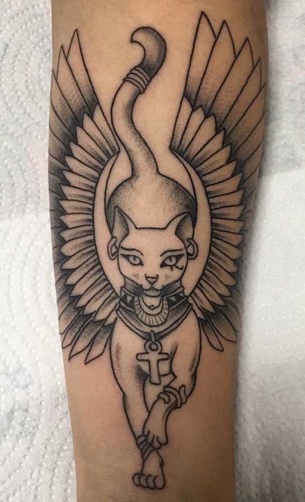 Que tal uma Bastet com asas tatuada no braço?