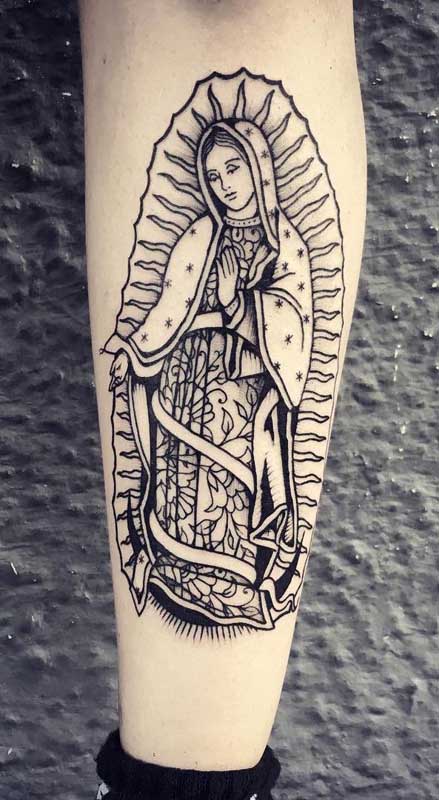 Tatuagem de santa no braço em devoção à Nossa Senhora de Fátima 