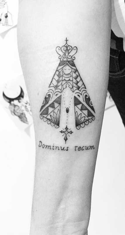Tatuagem de Nossa Senhora Aparecida com terço e frase em latim