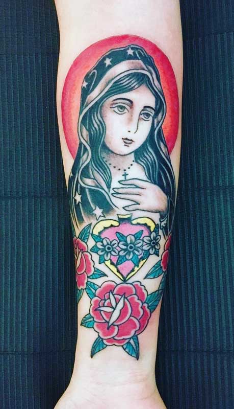 Tatuagem de santa colorida para o braço feminino