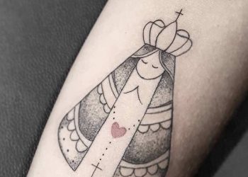 Tatuagem de santa: veja o significado, onde tatuar e fotos inspiradoras