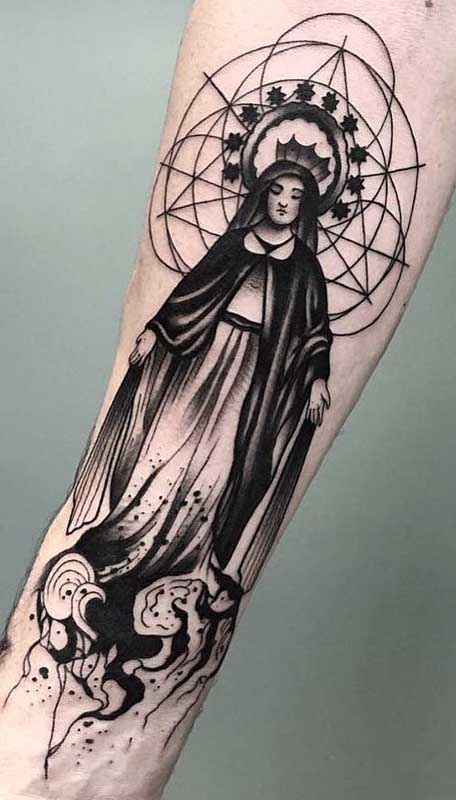 Tatuagem de santa no braço com uma estética forte e cheia de significados