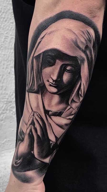 A devoção, pureza e amor das santas ficam valorizados nas tatuagens