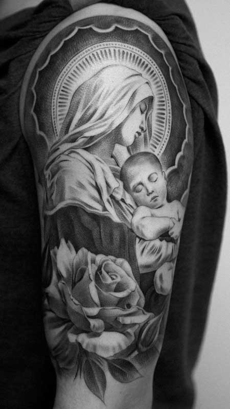 Tatuagem de santa exaltando o cuidado e amor maternal 