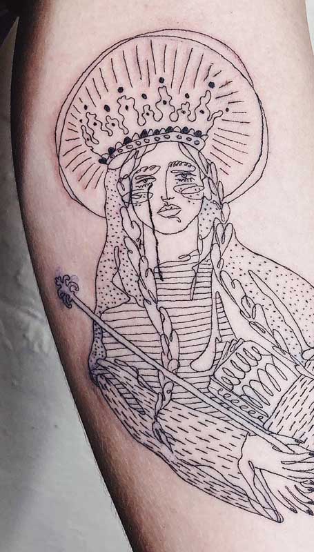 Tatuagem de santa em traços finos e contorno delicado