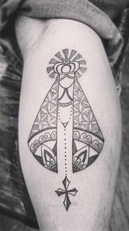 Tatuagem de Nossa Senhora Aparecida no braço. Uma homenagem a santa padroeira do Brasil