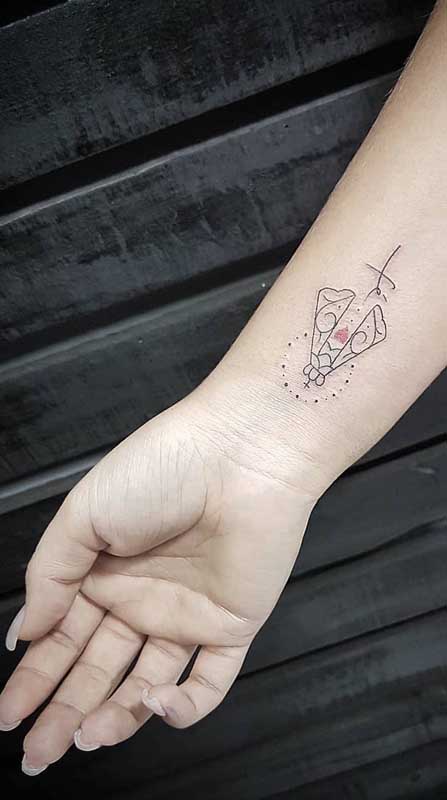 Tatuagem de santa no pulso. Uma linda opção para quem busca ideias de tattoo feminina e delicada