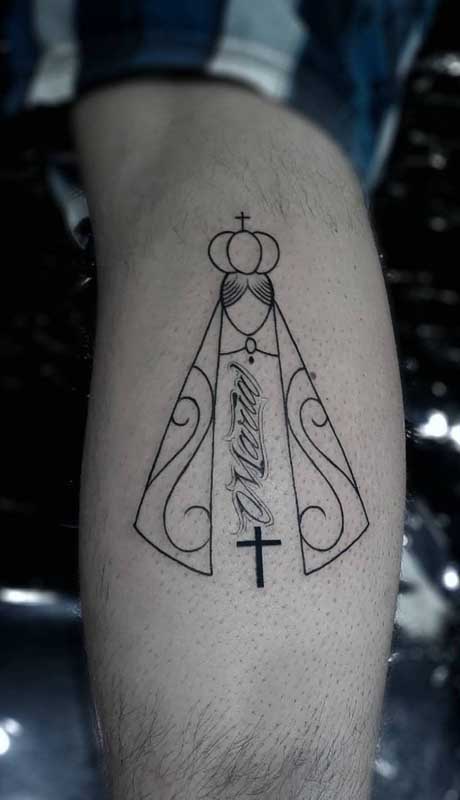 O nome da santa vem acompanhado com a tatuagem, apesar de também poder se referir a alguém especial na vida da pessoa
