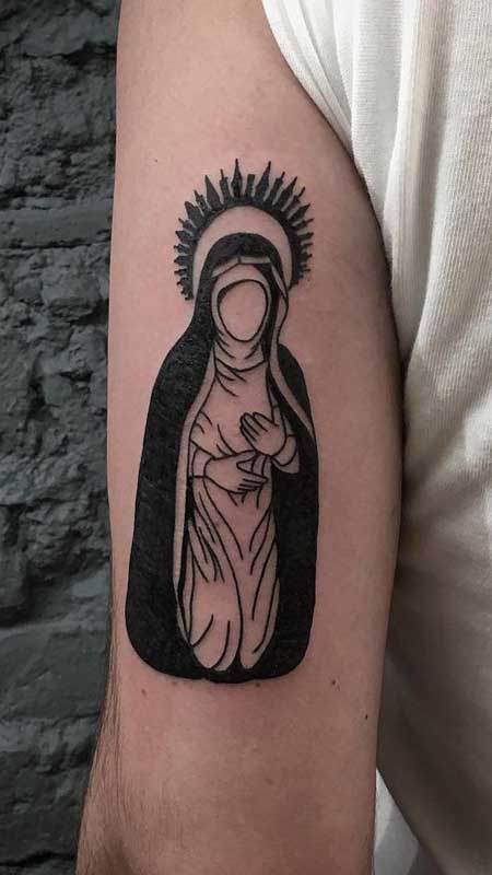 Tatuagem de santa com desenho estilizado: moderna e diferente