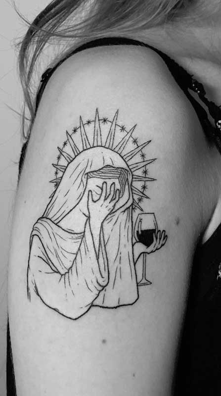 Tatuagem no braço feminina com a santa Virgem Maria