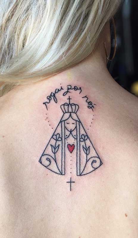 Tatuagem de santa feminina nas costas
