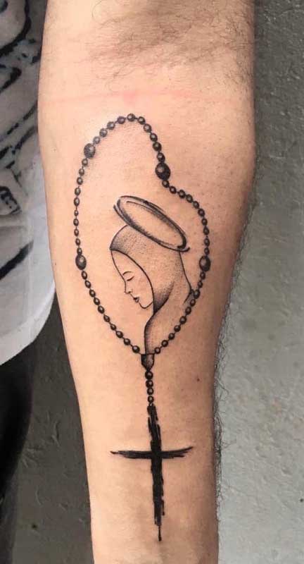 Tatuagem de santa com terço estampada em toda a parte interna do braço