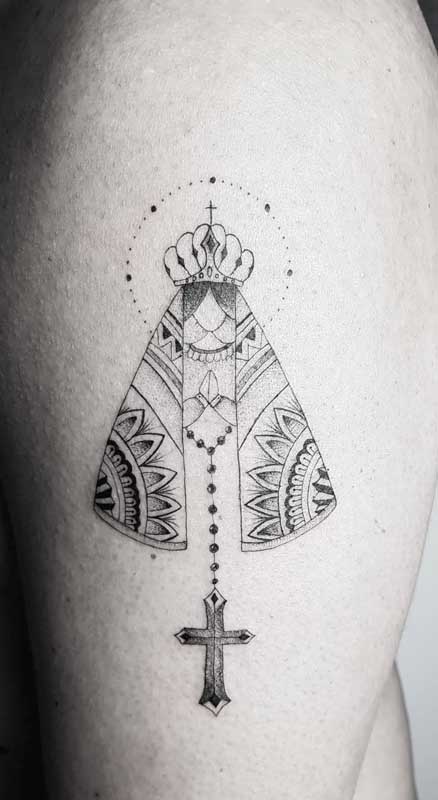 Tatuagem de Nossa Senhora Aparecida em formas geométricas