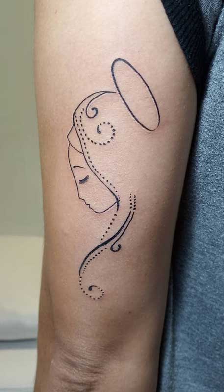 Tatuagem de santa com desenho de perfil