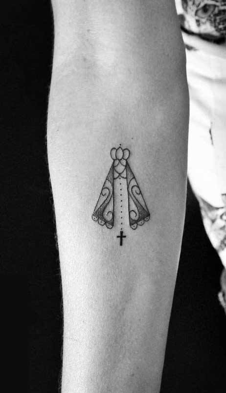 Tatuagem de santa pequena e discreta no braço 