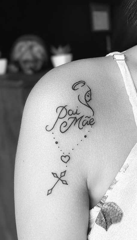Aqui, a tatuagem de santa está envolvida nas palavras “mãe e pai”, como um símbolo de proteção e cuidado