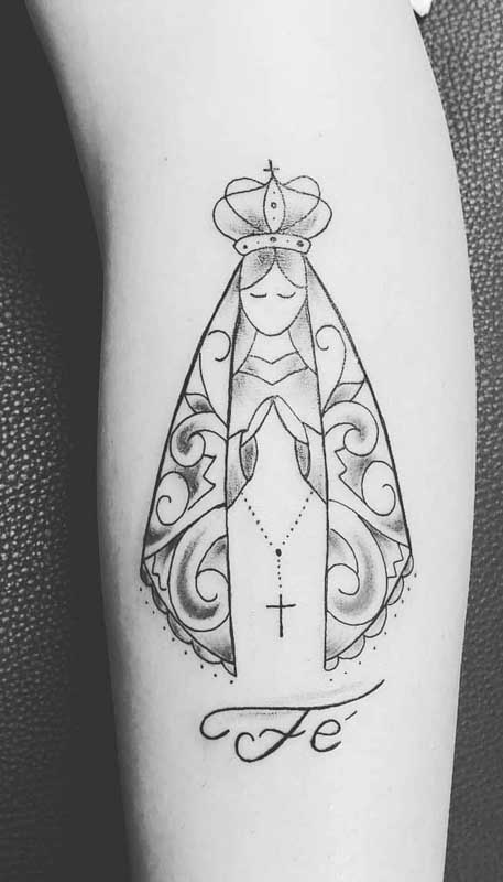 Junto à tatuagem de santa você pode colocar alguma palavra que te inspire, como fé, família, amor, paz, entre outras