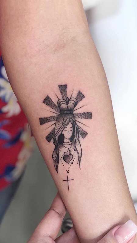 Tatuagem de santa no braço: desenho pequeno e delicado