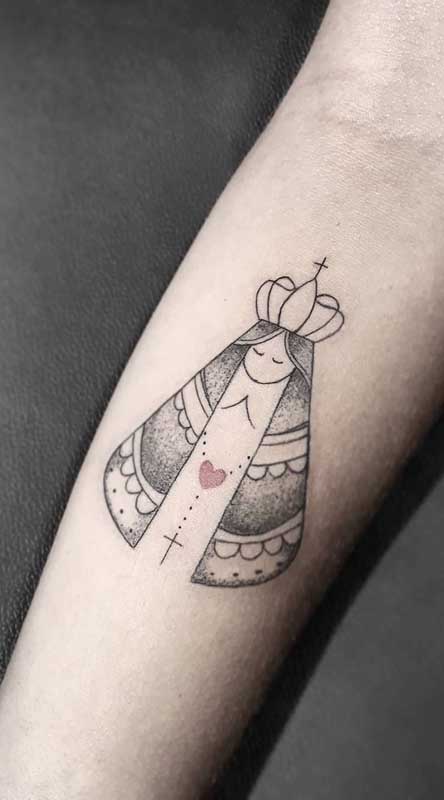 Aqui, a única parte colorida da tattoo de santa é o coração